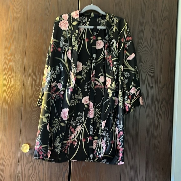 Colesce Couture 2pc. Silky black floral nightgown set. Robe and nightgown. Lg - Picture 2 of 11